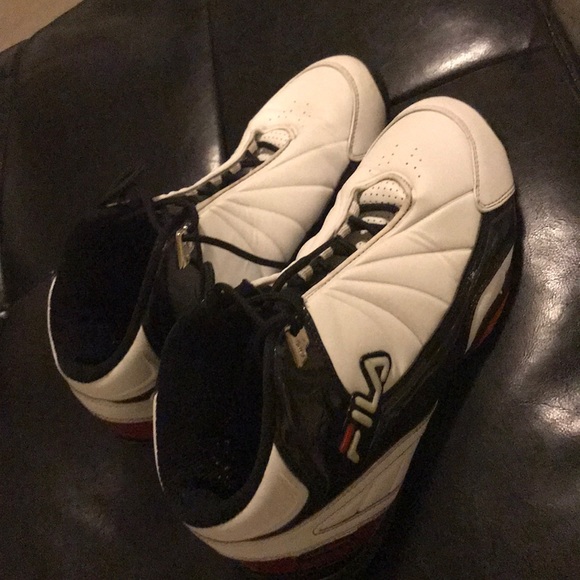 red black and white filas